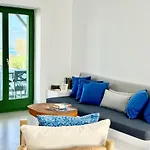 Semesterbostad Paros Front House
