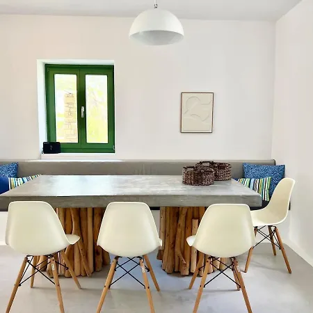 Paros Front House 度假居