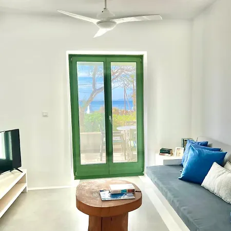 Paros Front House 纳乌萨