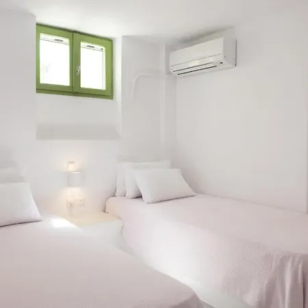 Paros Front House 纳乌萨