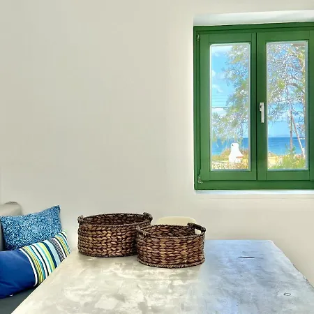 Paros Front House 纳乌萨