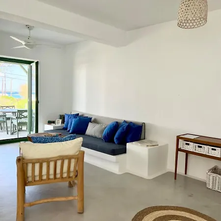 Paros Front House * 纳乌萨